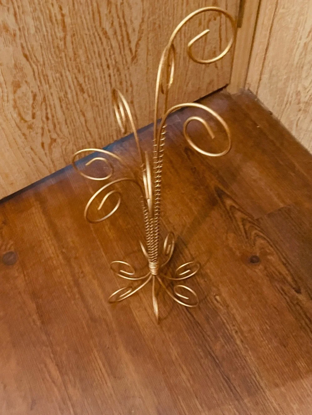 Gold Tone Wire Jewelry Stand for Bracelets and Bangles